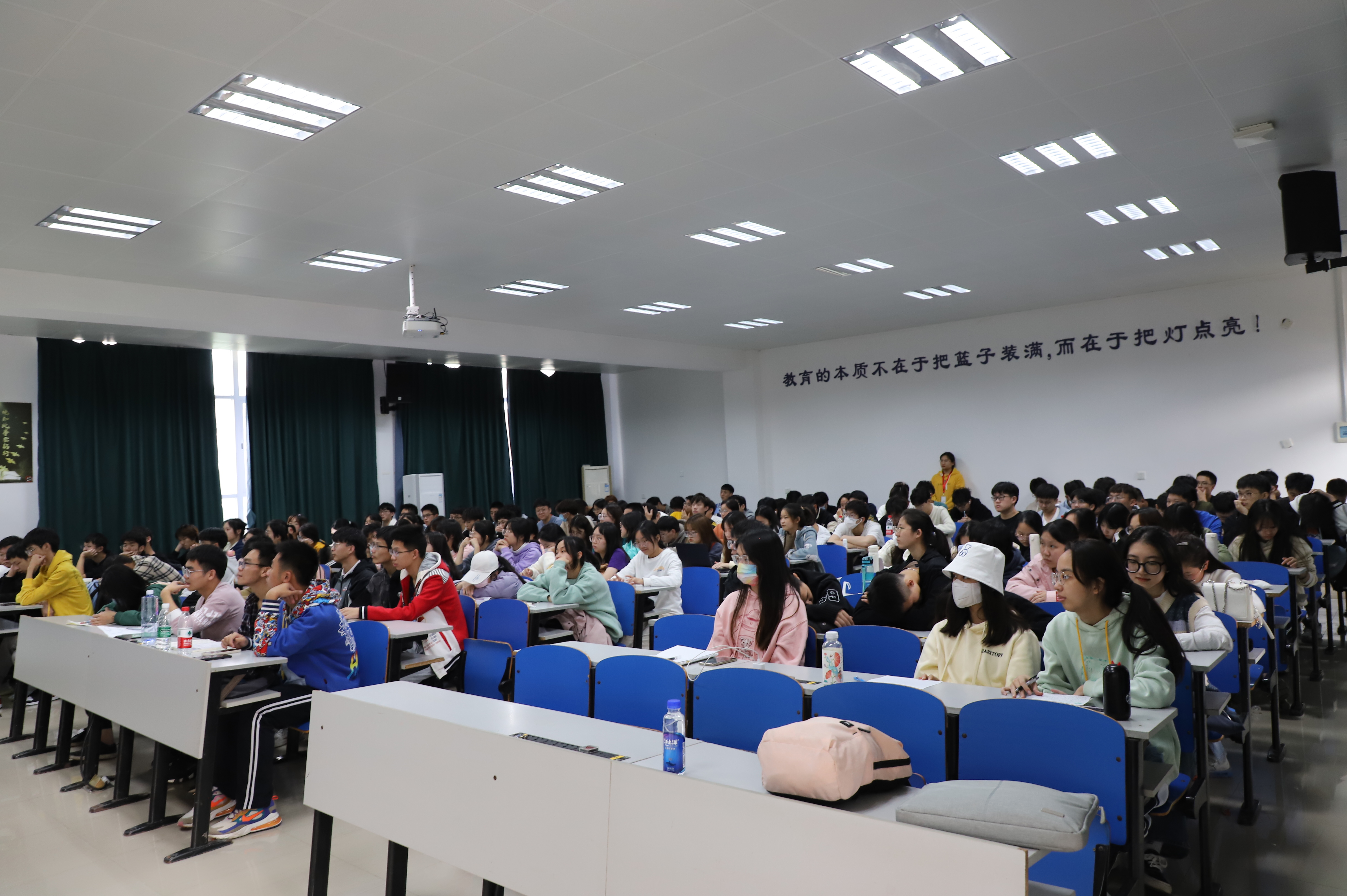 9728太阳集团举办“数据分析师养成计划与行业报告”就业主题讲座图2.png